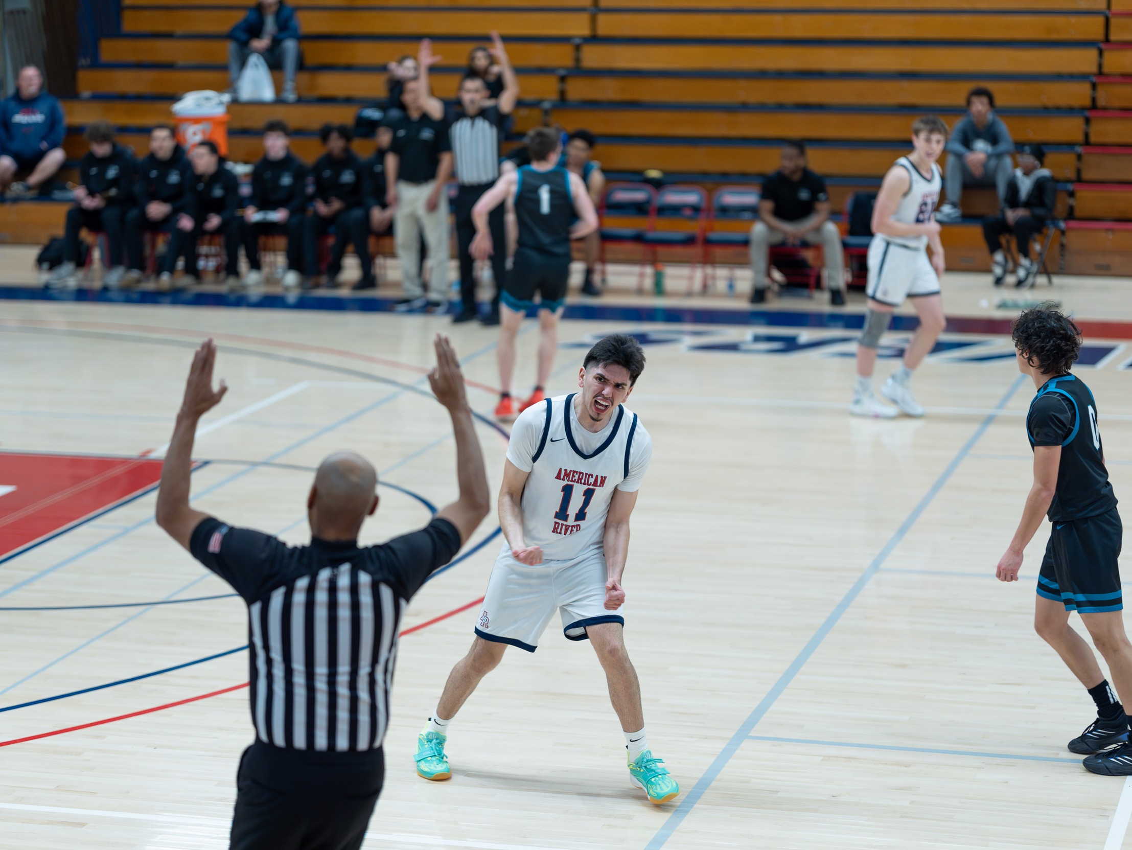 Men's Basketball Defeats Folsom Lake College at Home