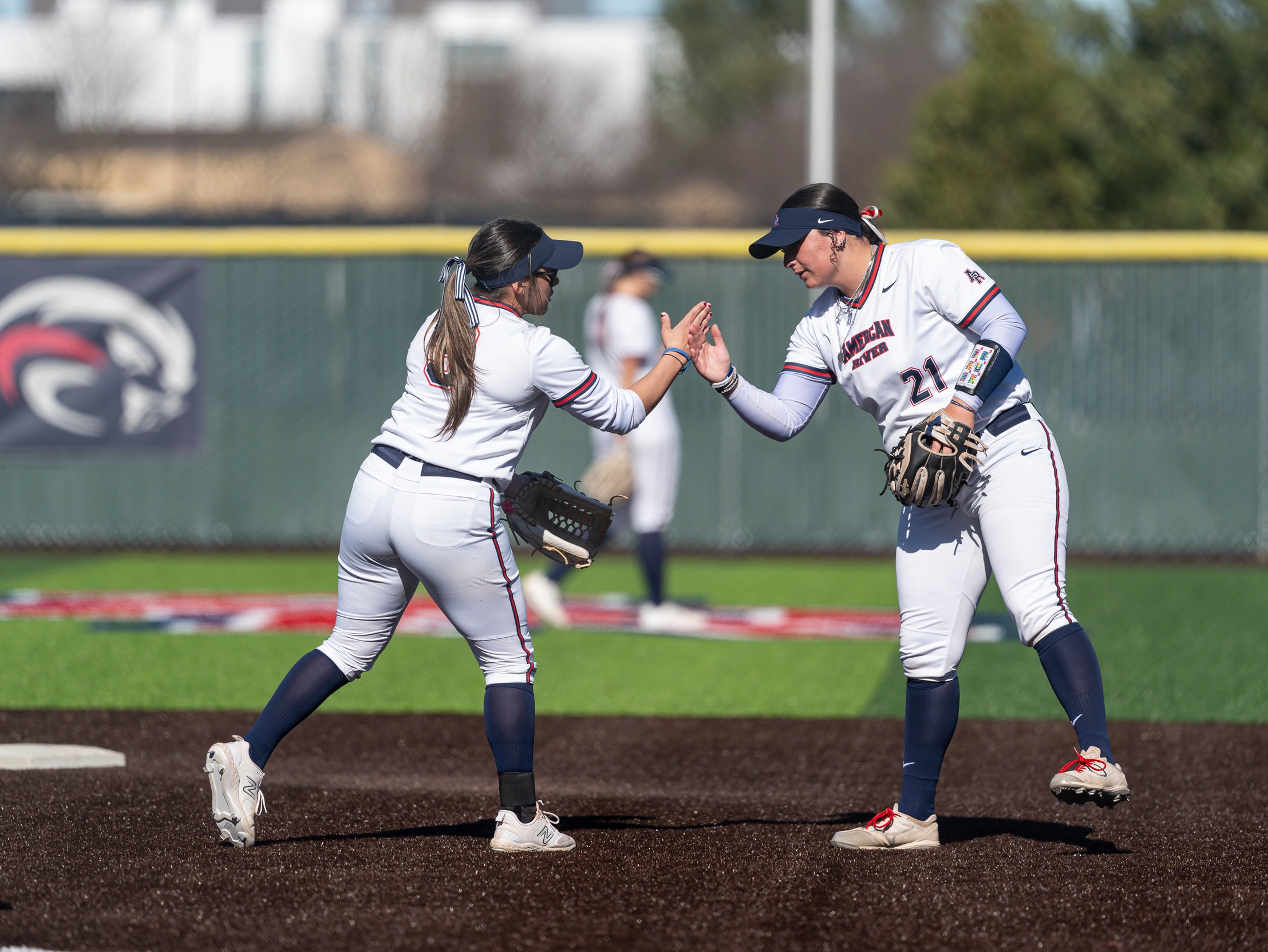 Softball Sweeps Shasta College to Improve to 5-2-1